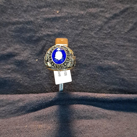 Class ring - Picture 2 of 5